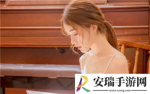 宝宝扶着水池乖乖让爸爸洗头