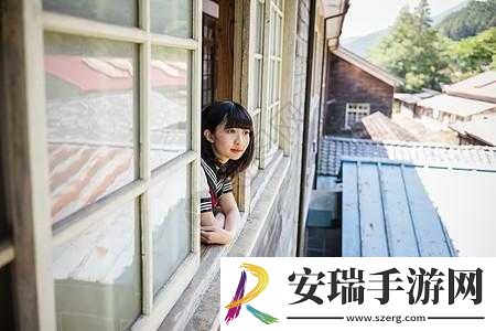 校花趴在玻璃窗的唯美瞬间