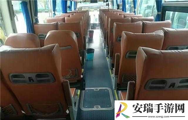 长途汽车最后一排