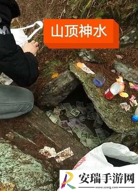 手指划洞挖水艰难取水