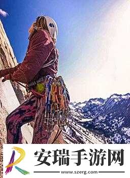 女子攀爬高峰