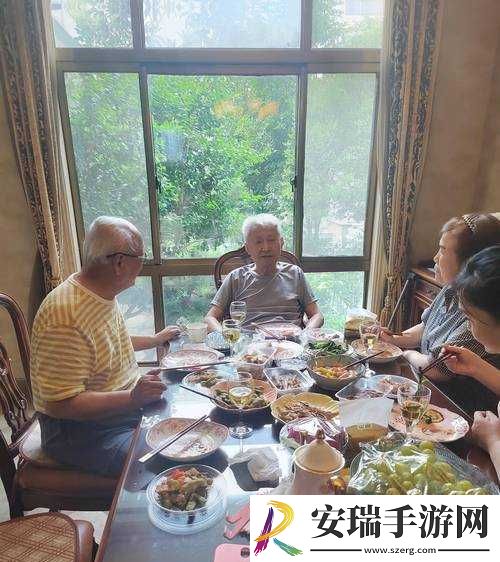 老公的叔叔天天在我家吃饭正常吗