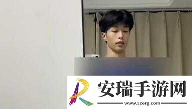 小奶狗腹肌体育生天台放烟花