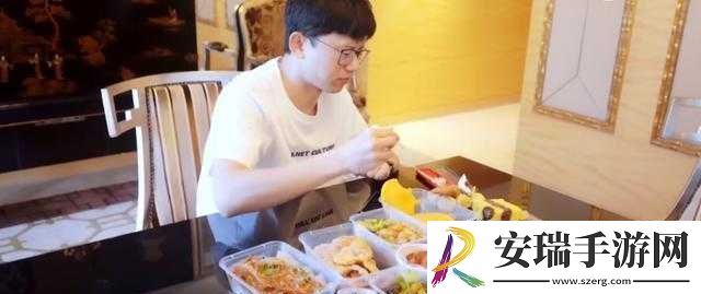 外卖小伙吃大鲜肉