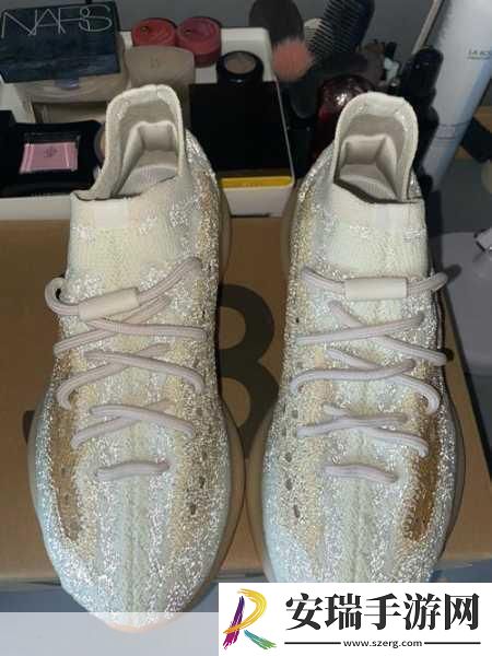 探索yeezy380蜜桃粉和白色
