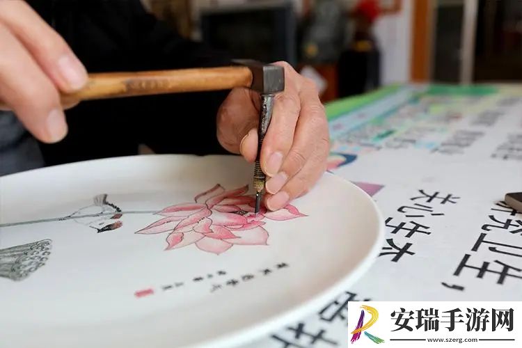 哪种非遗工艺被称为瓷器上的刺绣艺术