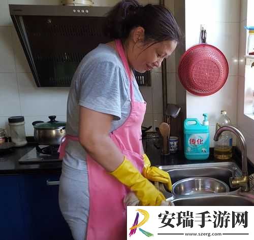 从厨房到客厅的一路劳作
