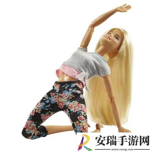 戴着小玩具练瑜伽