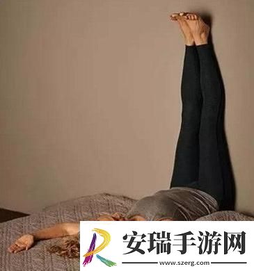 “躺墙角