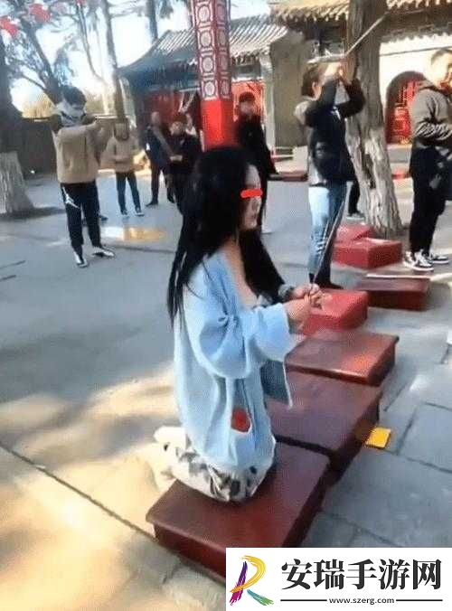 当主人跪着走到面前时