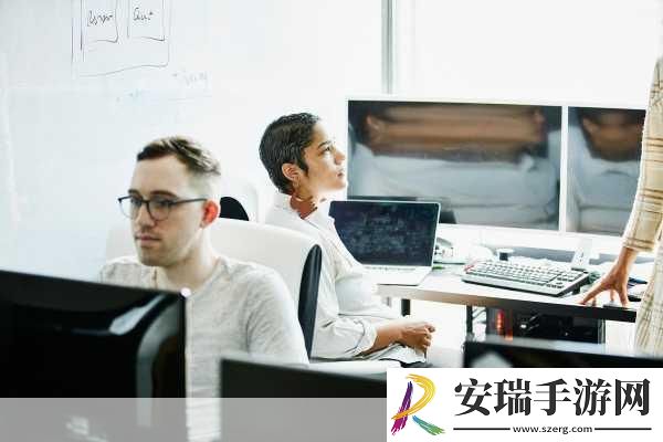 媳妇加班到凌晨1.深夜加班媳妇的拼搏与坚持