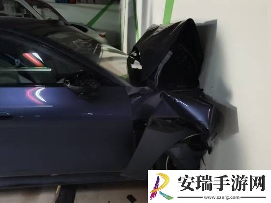 小米SU7撞穿车库墙壁