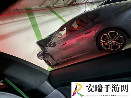 小米SU7撞穿车库墙壁