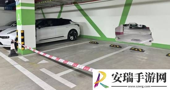 小米SU7撞穿车库墙壁