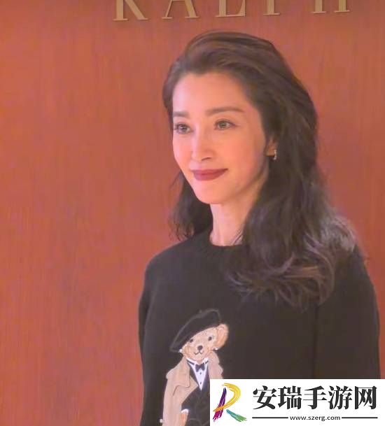 51岁李冰冰黑色紧身长裙出席活动