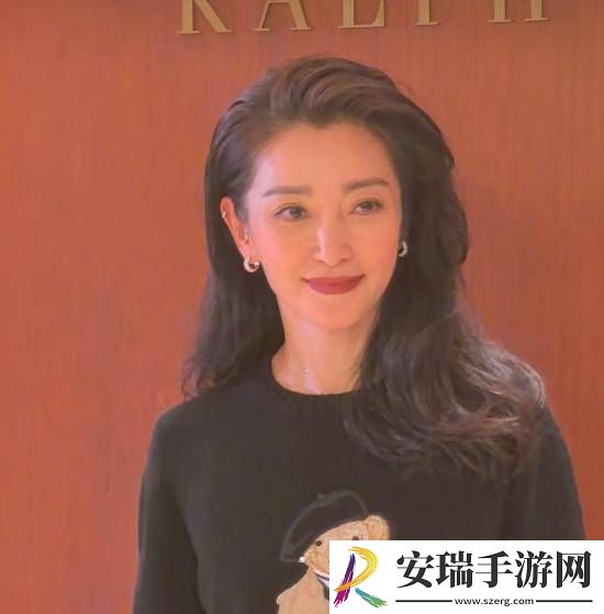 51岁李冰冰黑色紧身长裙出席活动