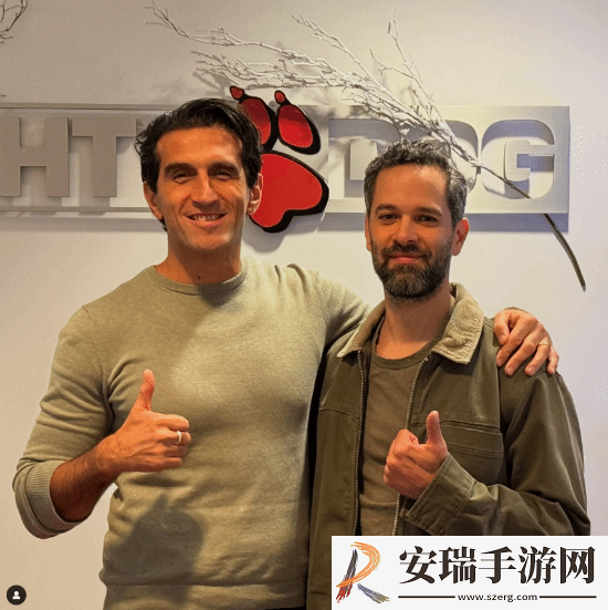 尼尔晒顽皮狗新作演员相拥合影