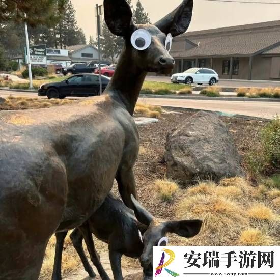 美国一城多个雕塑惊现“神秘瞪眼”