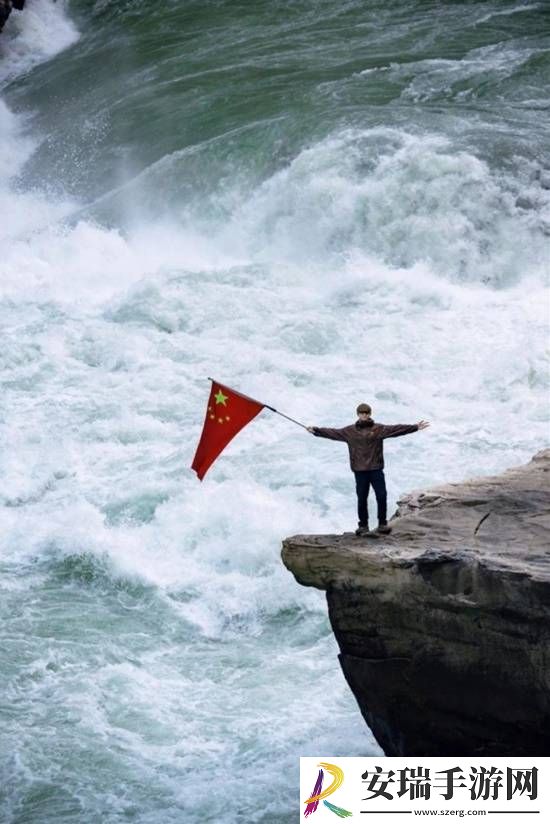 景区回应李现在虎跳峡举国旗
