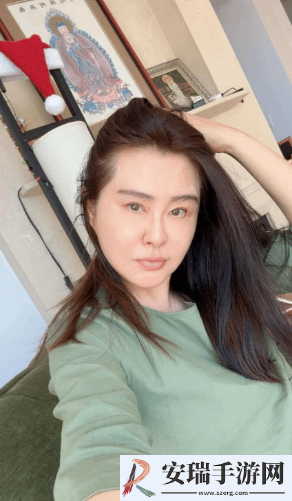 57岁王祖贤晒出罕见自拍照引热议