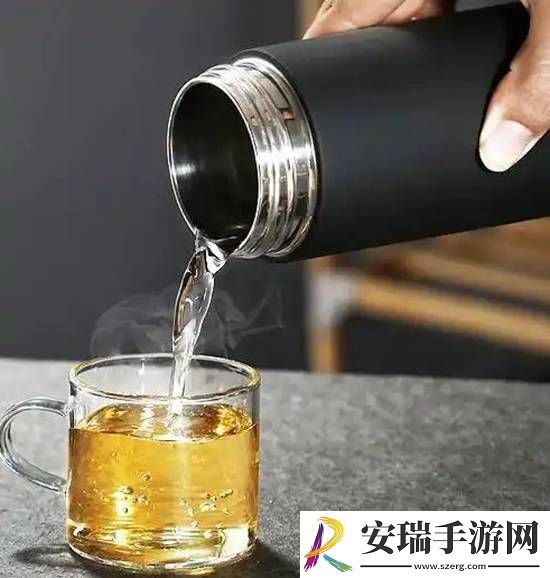 男孩保温杯装开水摇晃瞬间爆炸